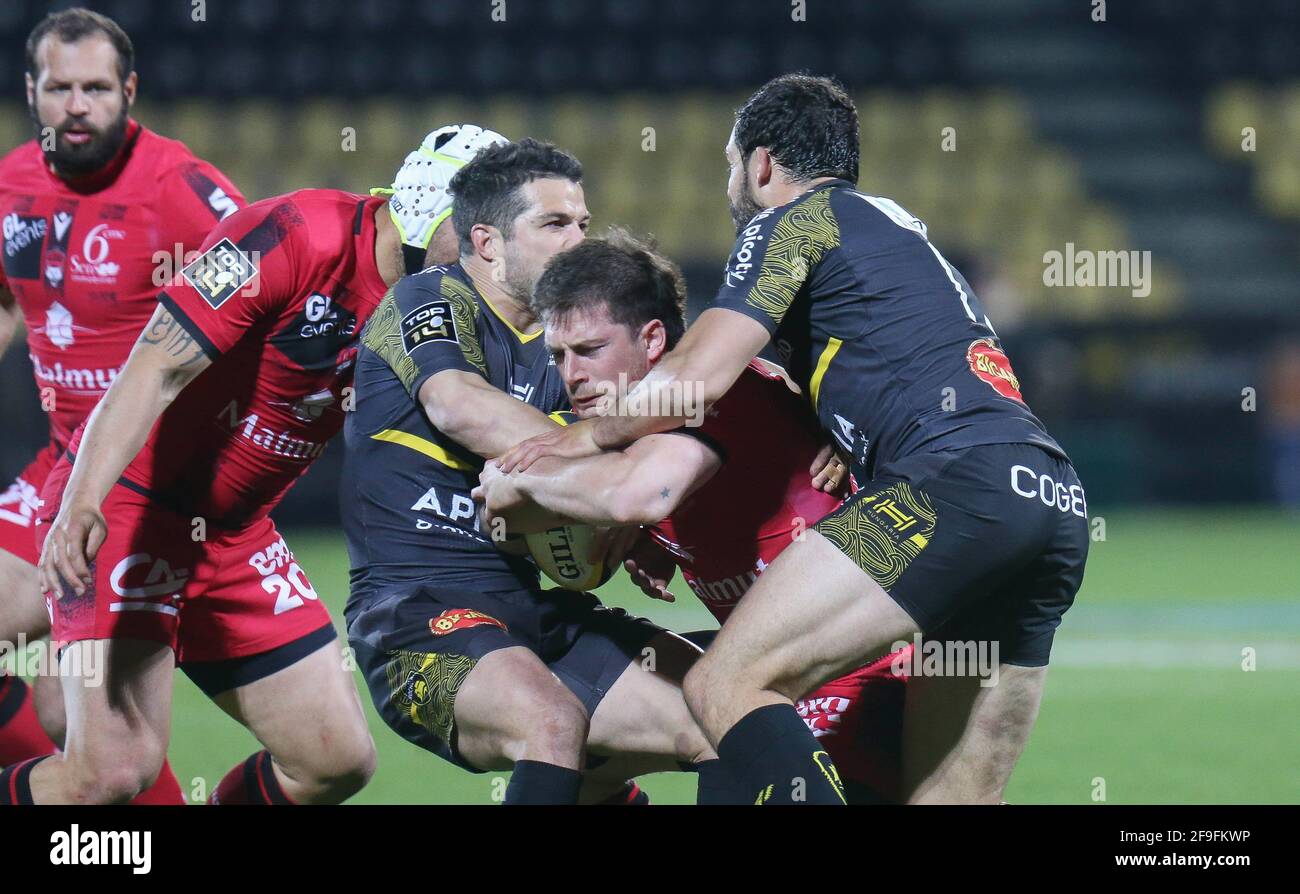 Pierre-Louis Barassi di Lou Rugby affrontato da Brice Dulin, Geoffrey Doumayrou di Stade Rochelais durante il campionato francese Top 14 rugby Union match tra Stade Rochelais e Lou Rugby il 17 aprile 2021 allo stadio Marcel Deflandre di la Rochelle, Francia - Foto Laurent Lairys / DPPI Foto Stock