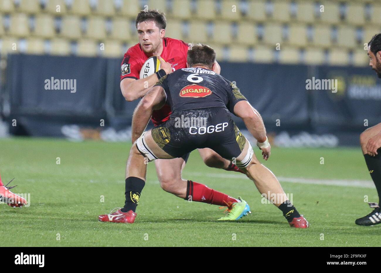 Pierre-Louis Barassi di Lou Rugby e Wiaan Liebenberg di Stade Rochelais durante il campionato francese Top 14 partita di rugby Unione tra Stade Rochelais e Lou Rugby il 17 aprile 2021 allo stadio Marcel Deflandre di la Rochelle, Francia - Foto Laurent Lairys / DPPI Foto Stock