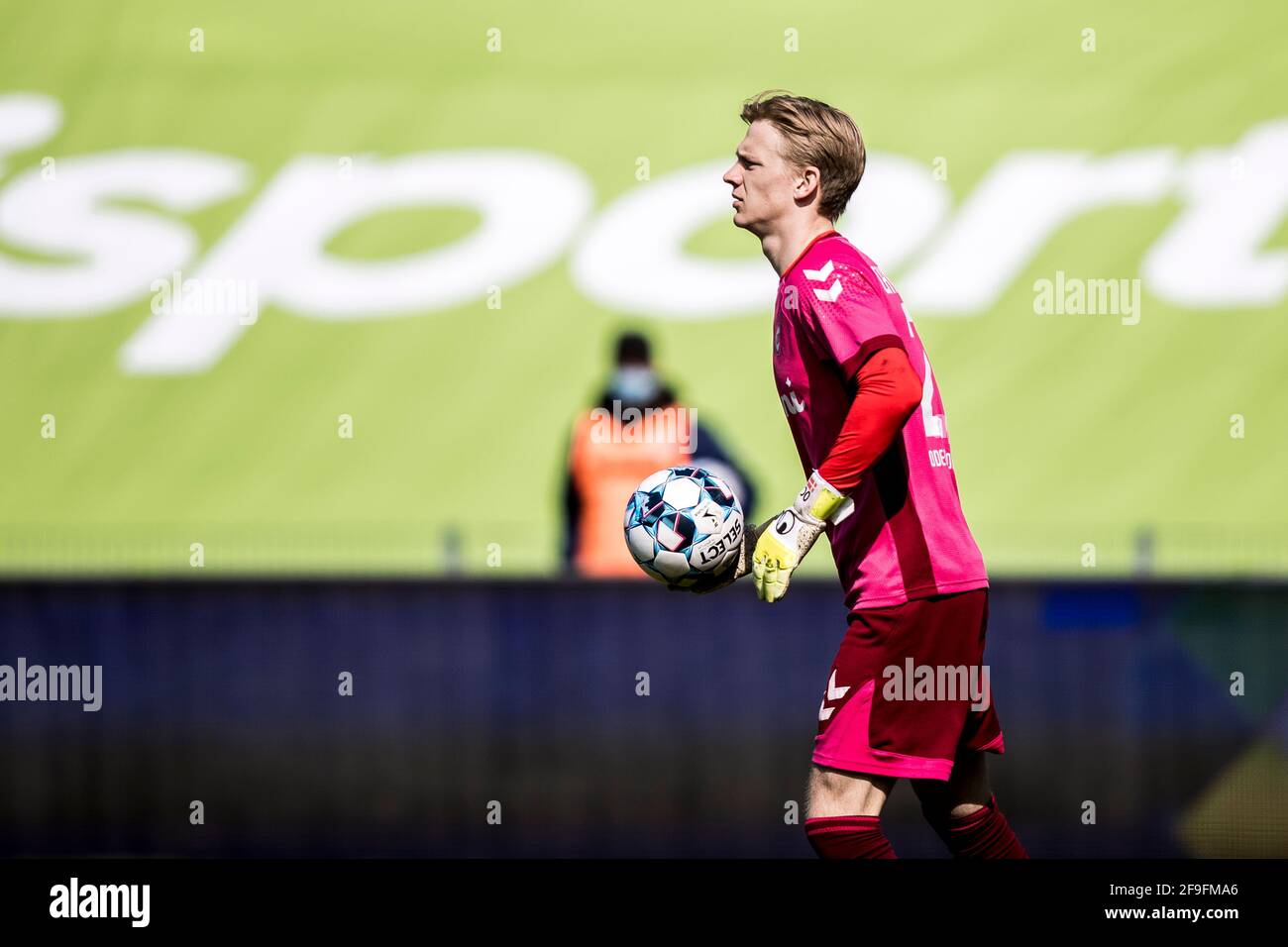 Odense, Danimarca. 18 Apr 2021. Portiere Oliver Christensen (27) di OB visto durante la partita 3F Superliga tra Odense Boldklub e Sonderjyske al Nature Energy Park di Odense. (Photo Credit: Gonzales Photo/Alamy Live News Foto Stock