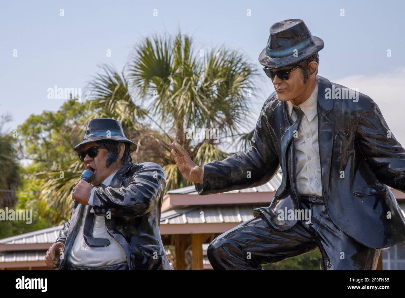 25 marzo 2021 - Dunnellon, Florida: La statua iconc Landmark Blues Brothers di fronte al Two Rivers Inn, Dunnellon, Florida Foto Stock