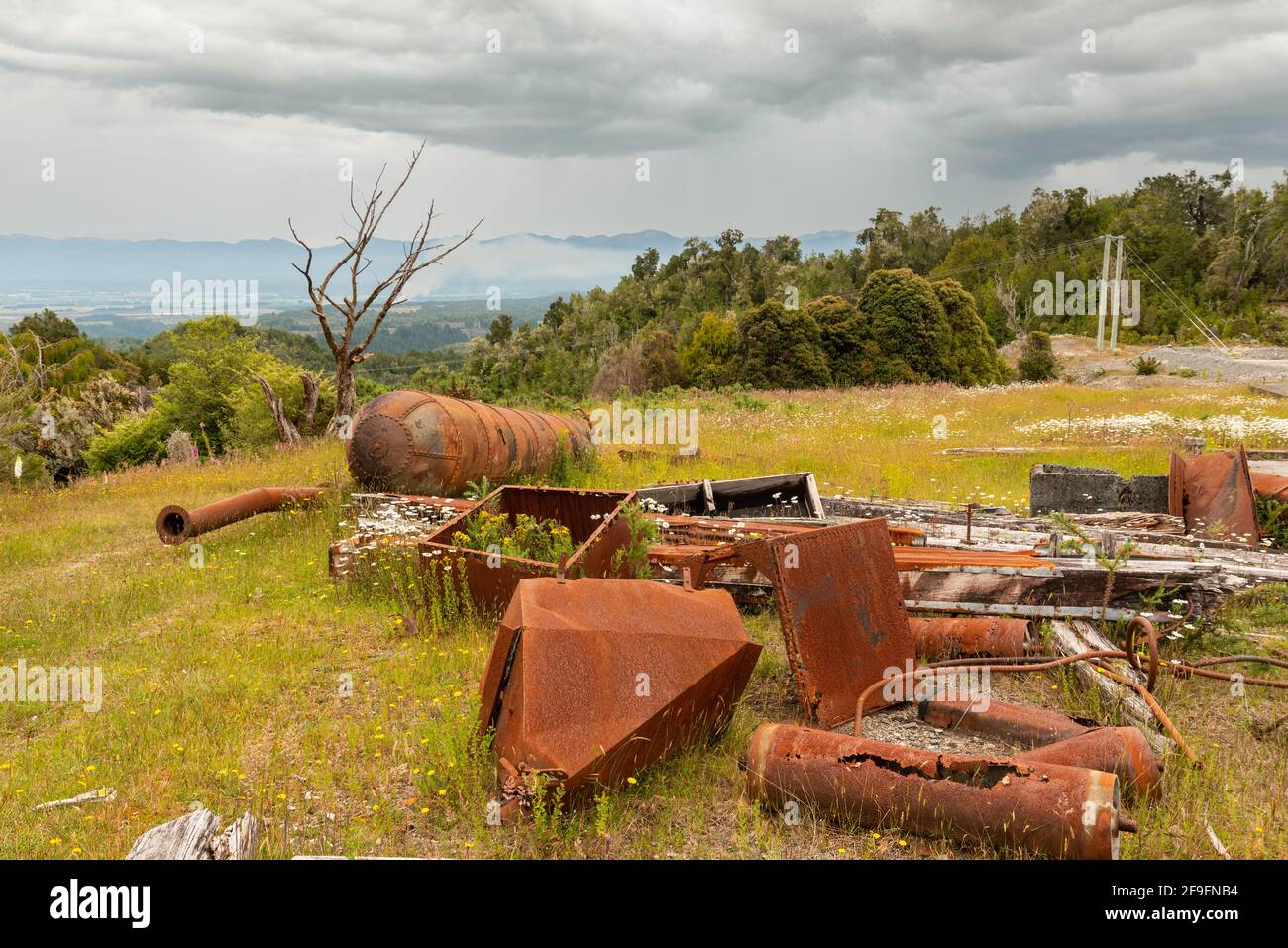 Rottami nel paesaggio di una vecchia fabbrica mineraria nella città fantasma di Waiuta, Isola del Sud della Nuova Zelanda Foto Stock