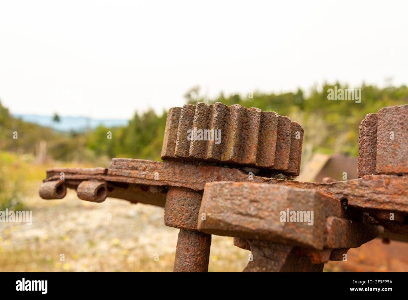 Rottami nel paesaggio di una vecchia fabbrica mineraria nella città fantasma di Waiuta, Isola del Sud della Nuova Zelanda Foto Stock