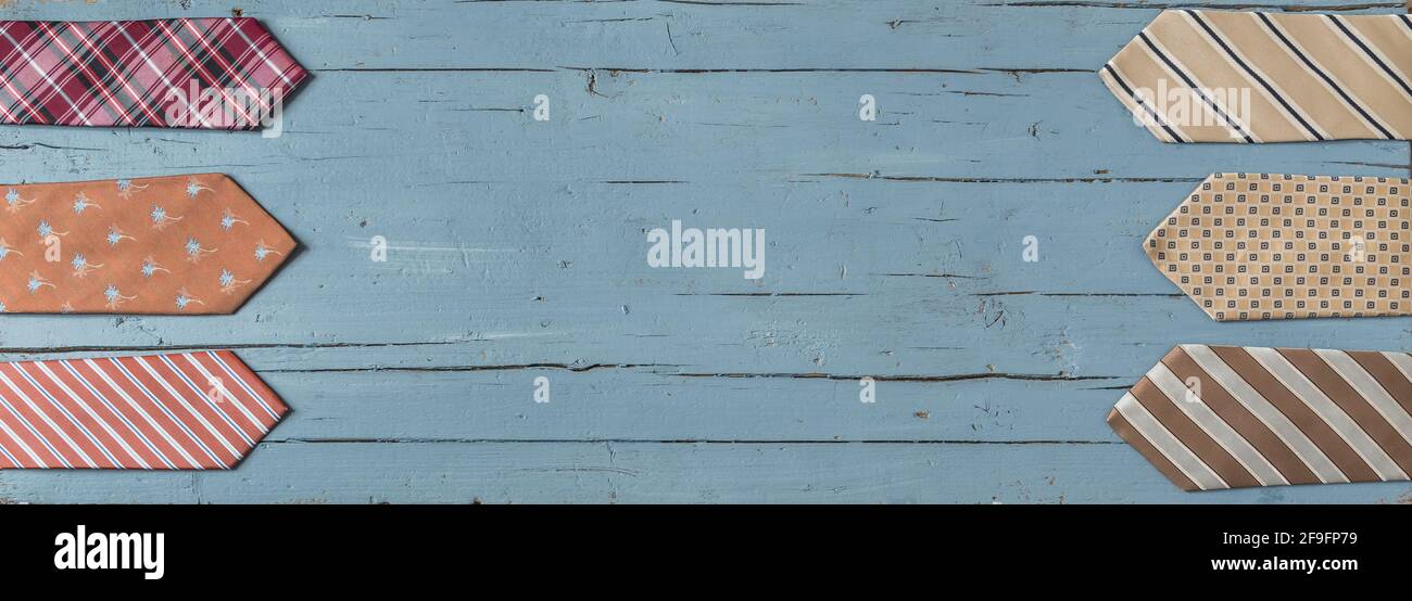 Doppio bordo di cravatte colorate su uno sfondo di legno blu chiaro con  spazio per la copia Foto stock - Alamy
