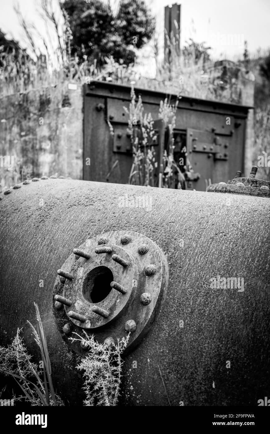Rimane nel paesaggio di una vecchia fabbrica mineraria nella città fantasma di Waiuta, Isola del Sud della Nuova Zelanda Foto Stock