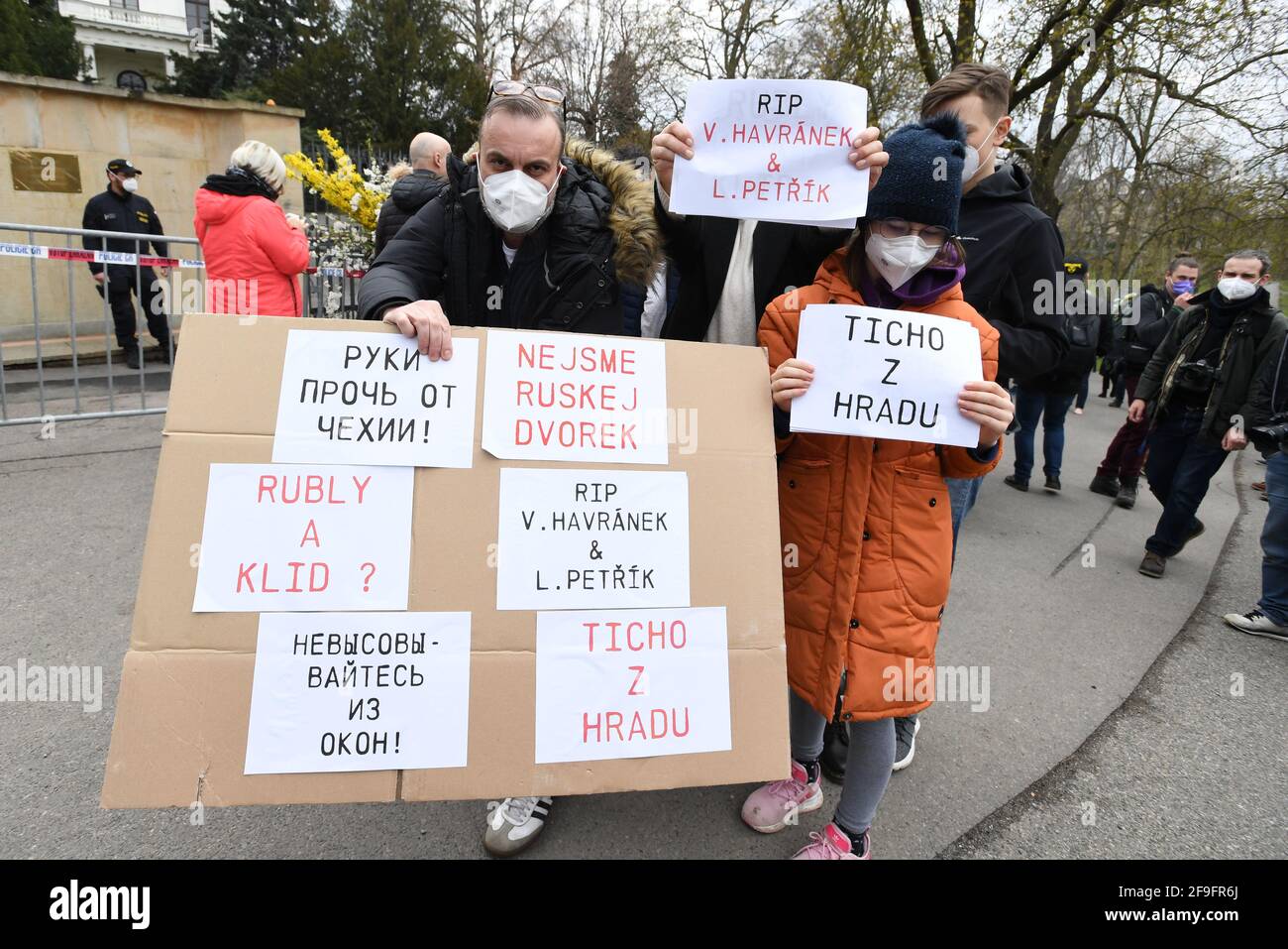 Praga, Repubblica Ceca. 18 Apr 2021. La gente protesta al di fuori dell'ambasciata russa a Praga, Repubblica Ceca, 18 aprile 2021 contro la Russia Putinista e il sospetto coinvolgimento della Russia in un'esplosione nel deposito ceco di munizioni Vrbetice. Credit: Michaela Rihova/CTK Photo/Alamy Live News Foto Stock