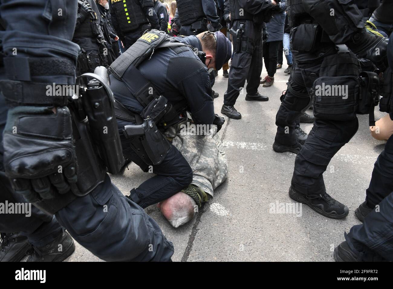 Praga, Repubblica Ceca. 18 Apr 2021. La gente protesta al di fuori dell'ambasciata russa a Praga, Repubblica Ceca, 18 aprile 2021 contro la Russia Putinista e il sospetto coinvolgimento della Russia in un'esplosione nel deposito ceco di munizioni Vrbetice. Credit: Michaela Rihova/CTK Photo/Alamy Live News Foto Stock