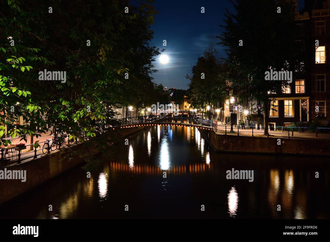 La luna sui canali di Amsterdam di notte. Estate. Foto Stock