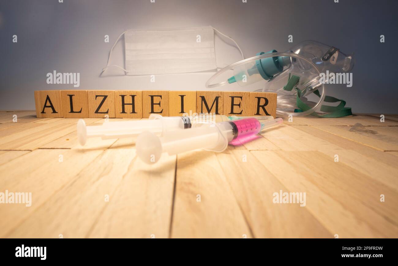 La parola alzheimer è stata preparata a partire da cubetti di legno. Concetto di salute Foto Stock