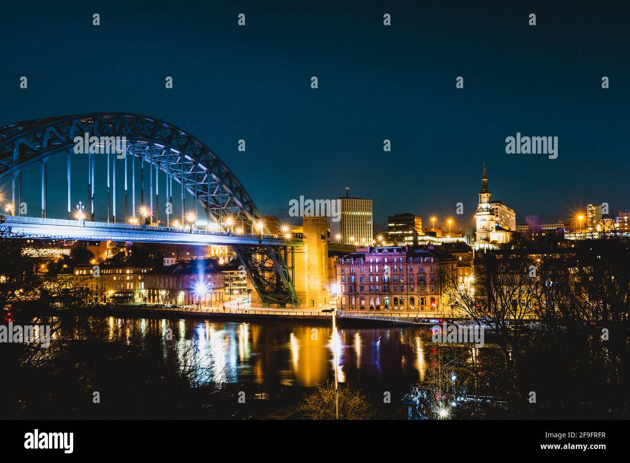 Gateshead Regno Unito: 16 marzo 2021: Vista di Newcastle Quayside e Tyne Bridge, illuminato di notte in una serata chiara Foto Stock