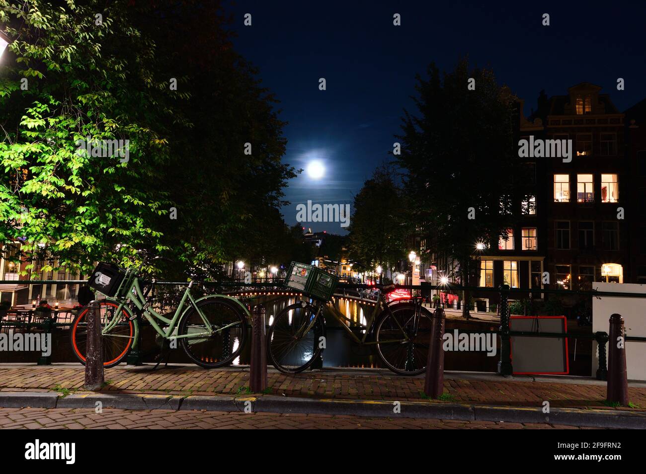 La luna sui canali di Amsterdam di notte. Estate. Foto Stock