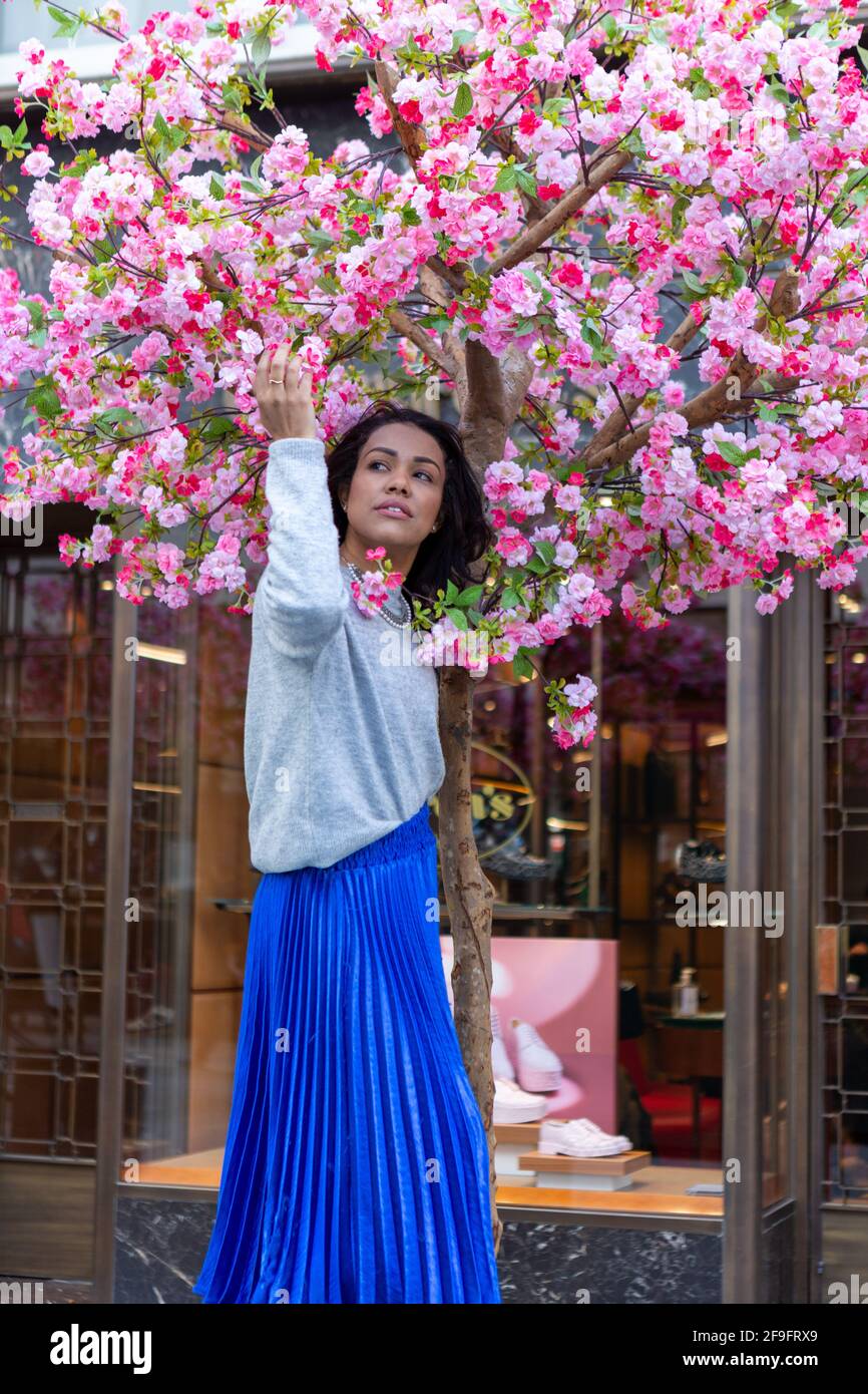 Londra, Regno Unito. 17 Apr 2021. Un modello che indossa un ponticello  grigio H&M con una gonna lunga in Antropologie blu e scarpe Bershka in  argento viste durante una foto in stile