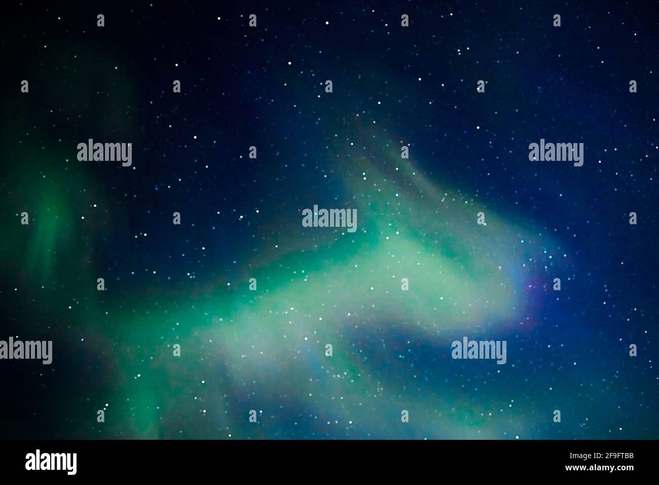 L'aurora boreale sulla Lapponia svedese. Il display ha il blu cobalto raramente visto con i verdi e le purple Foto Stock