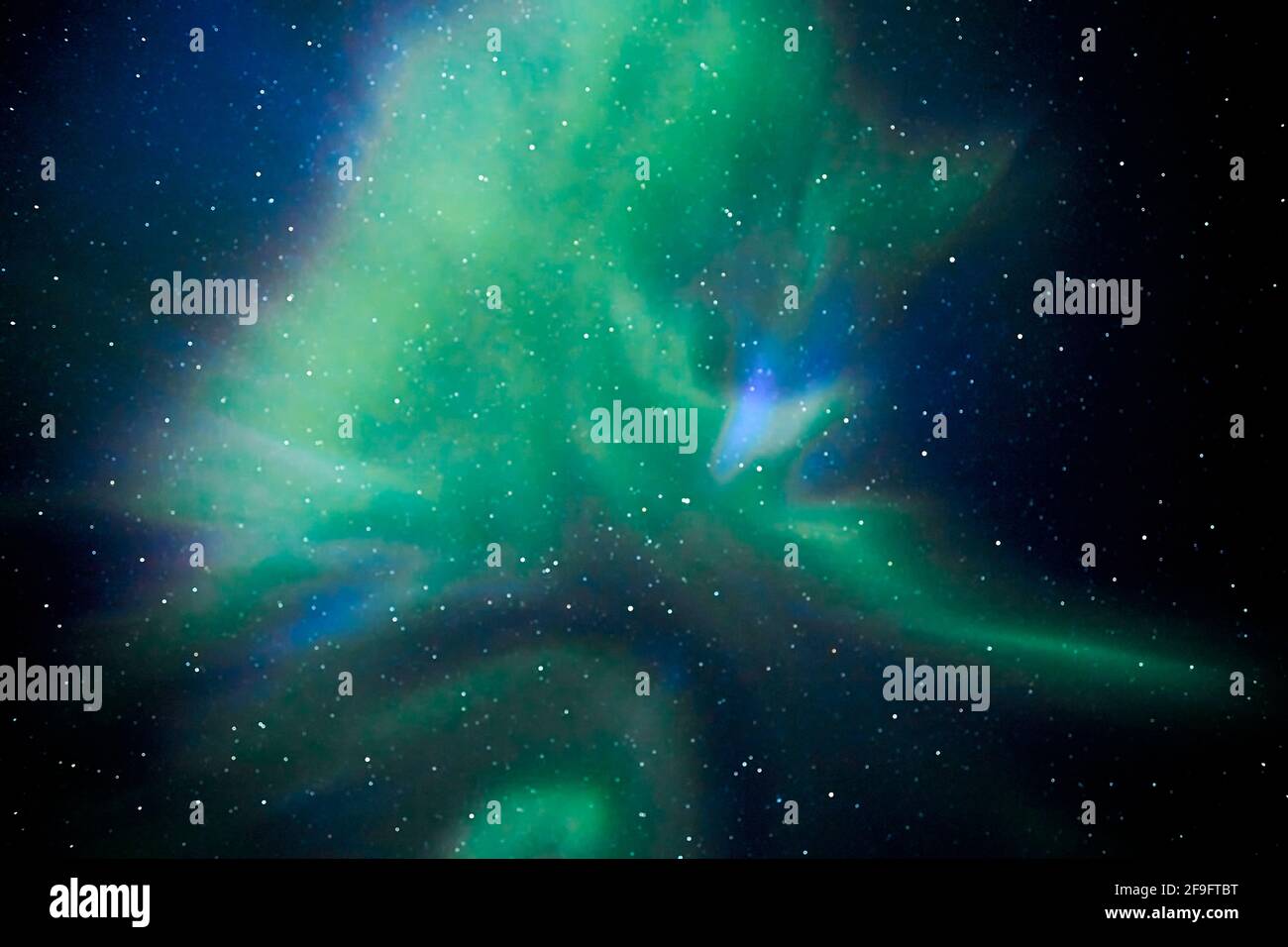 L'aurora boreale sulla Lapponia svedese. Il display ha il blu cobalto raramente visto con i verdi e le purple Foto Stock