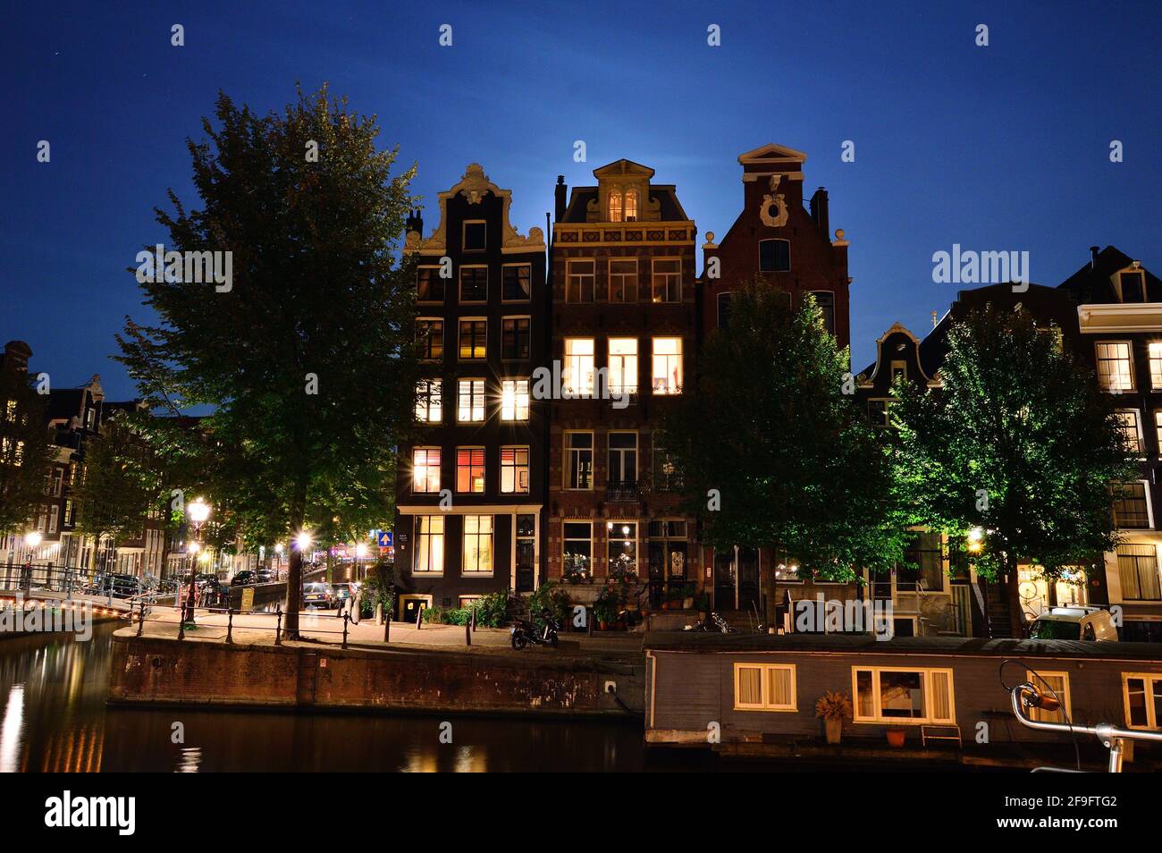 La luna sui canali di Amsterdam di notte. Estate. Foto Stock