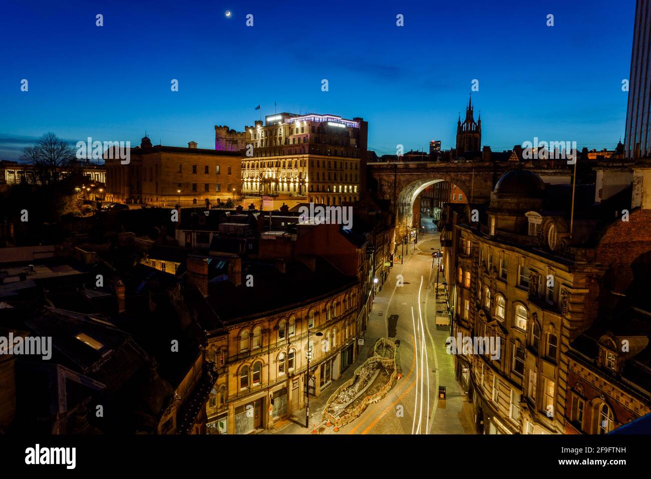 Newcastle upon Tyne UK: 16 marzo 2021: Newcastle Quayside Skyline di notte con cielo blu profondo Foto Stock
