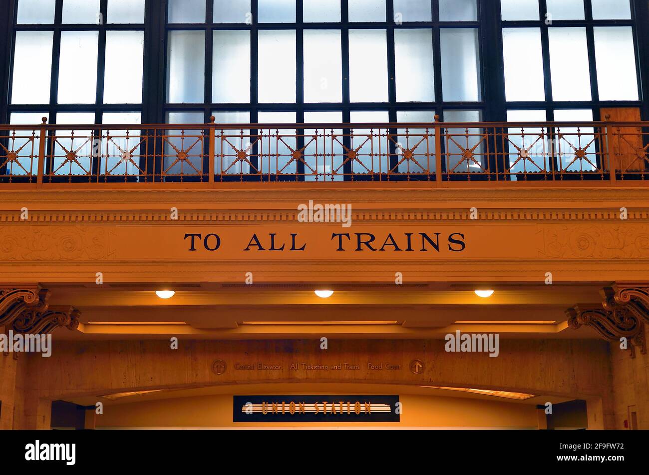 Chicago, Illinois, Stati Uniti. Un cartello che indica i passeggeri dalla sala d'attesa ai binari della stazione ferroviaria e ai treni alla Union Station. Foto Stock
