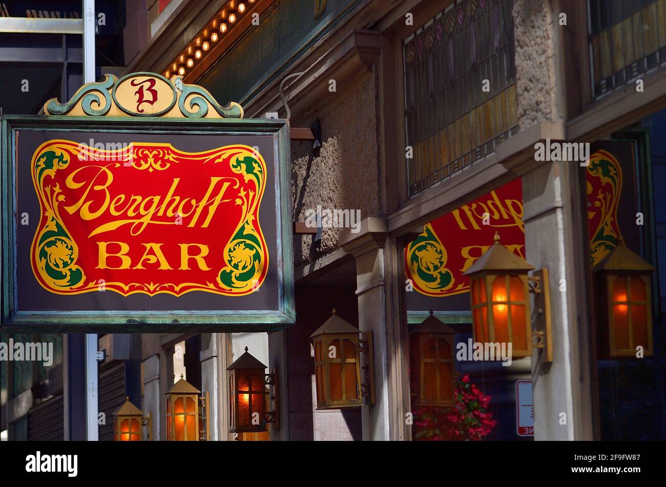 Chicago, Illinois, Stati Uniti. Il ristorante Berghoff su Adams Street nel Loop. Il punto di riferimento di Chicago è stato aperto nel 1898 da Herman Joseph Berghoff. Foto Stock