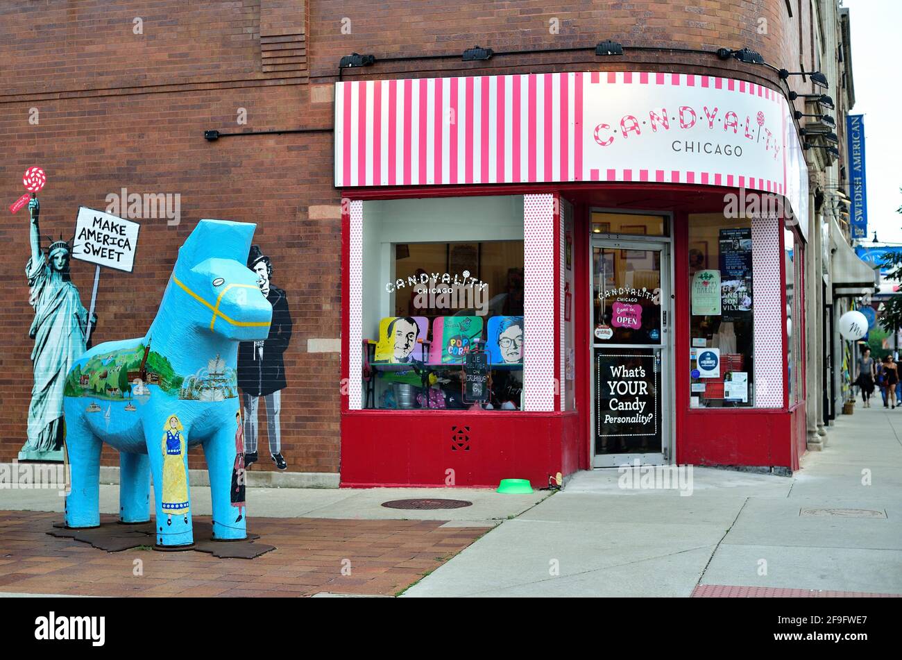 Chicago, Illinois, Stati Uniti. Un negozio di caramelle ad angolo nel quartiere di Andersonville, sul lato nord della città. Foto Stock
