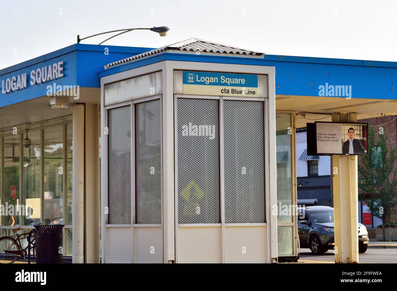 Chicago, Illinois, Stati Uniti. La stazione della metropolitana CTA Blue Line e l'ingresso alla fermata namesake nel quartiere di Logan Square. Foto Stock