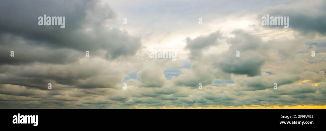 Un cielo molto pesante e tempestoso in Occitanie, nel sud della Francia Foto Stock