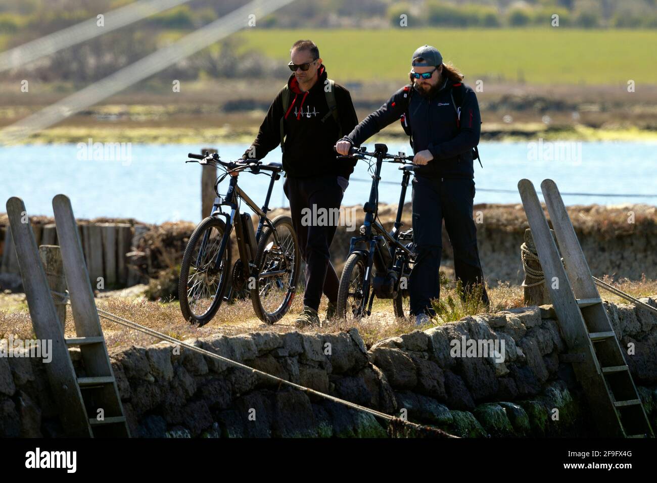 Due, uomini, ciclisti, Newtown, natura, riserva, National Trust, Isola di Wight, Inghilterra, Regno Unito, Foto Stock