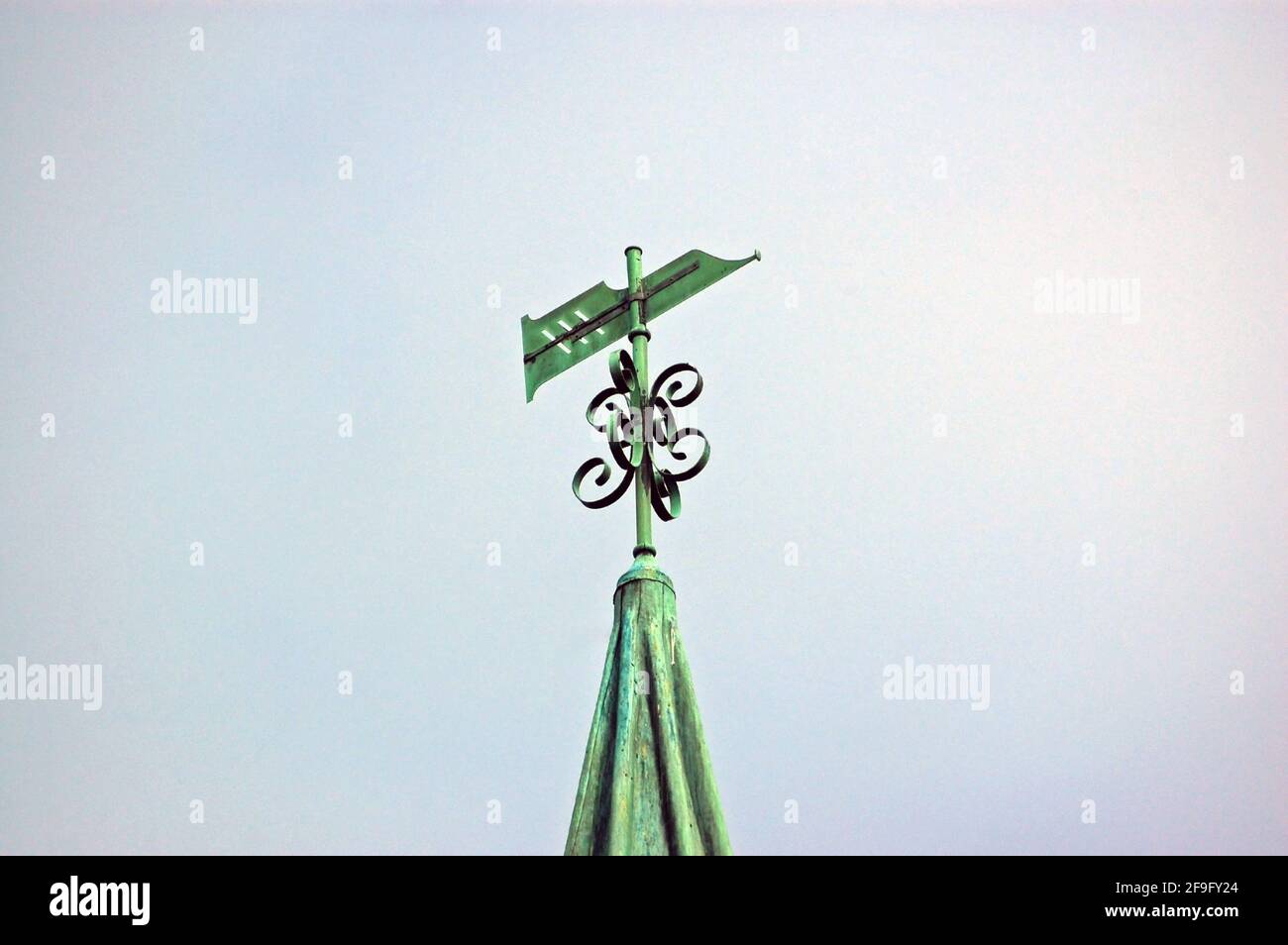 Una weathervane a forma di una penna di vecchio stile che onora l'autore Jane Austen sulla cima della chiesa di San Nicola a Steventon, Hampshire wh Foto Stock