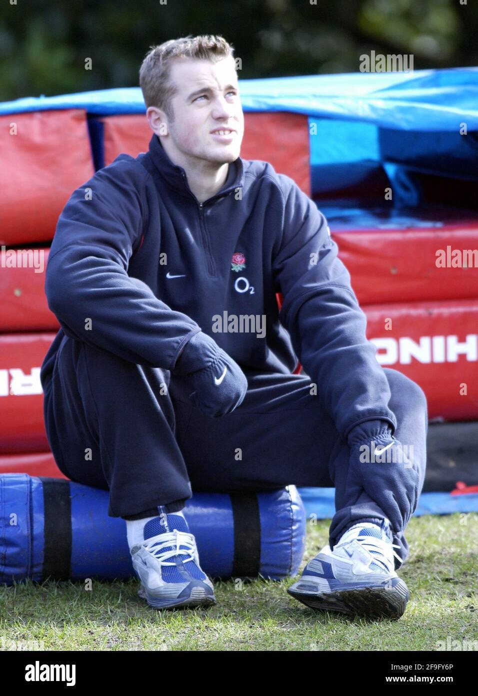 INGHILTERRA ADDESTRAMENTO DI RUGBY AL PENNYHILL PARK HOTEL BAGSHOT TIM SIMPSON-DANIEL 6/3/2003 FOTO DAVID ASHDOWNRUGBY Foto Stock