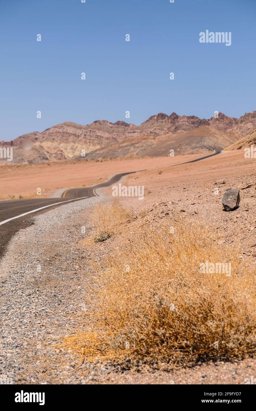 Empty Highway che percorri l'orizzonte nella Death Valley National Parcheggio Foto Stock