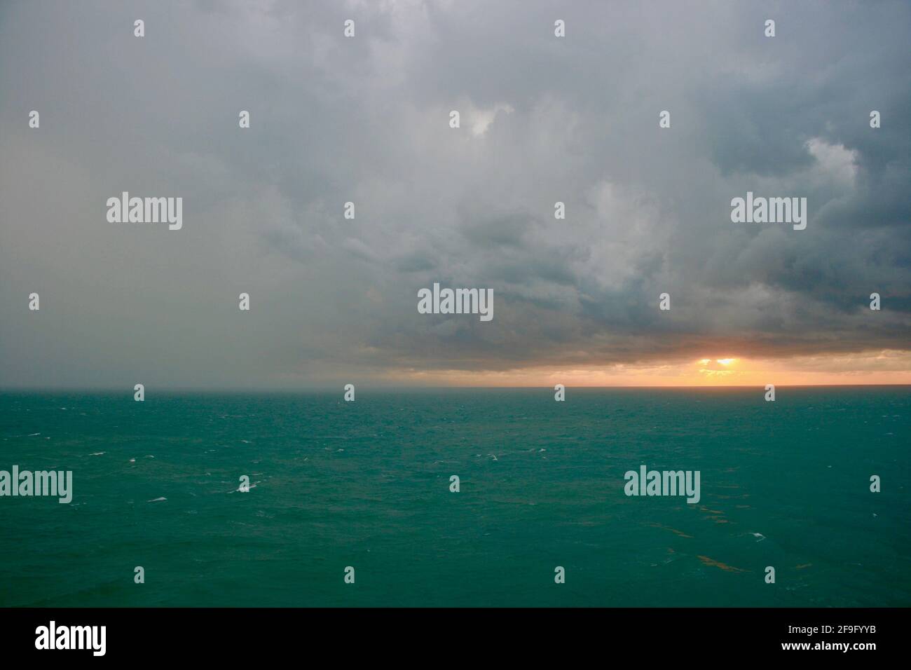 Tramonto tropicale sulla Grande barriera Corallina, Australia Foto Stock