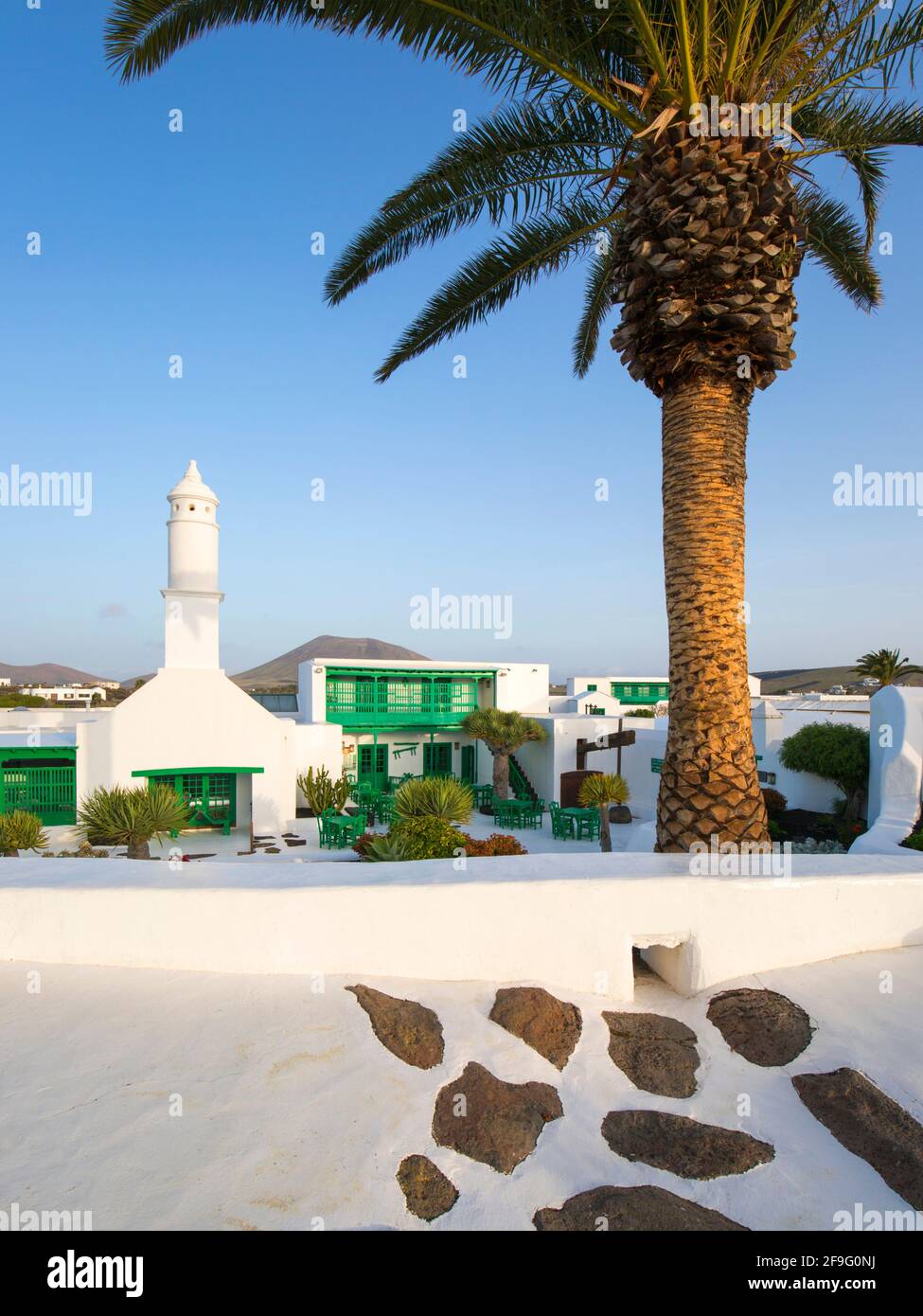 San Bartolomé, Lanzarote, Isole Canarie, Spagna. Edifici imbiancati di bianco della Casa Museo del Campesino, palme in primo piano. Foto Stock