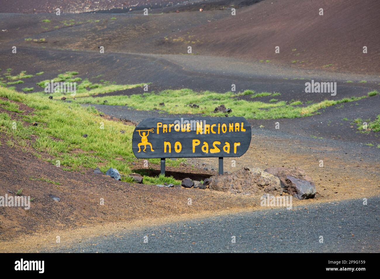 Parco Nazionale Timanfaya, Lanzarote, Isole Canarie, Spagna. Nessun segnale di ingresso nel paesaggio vulcanico. Foto Stock