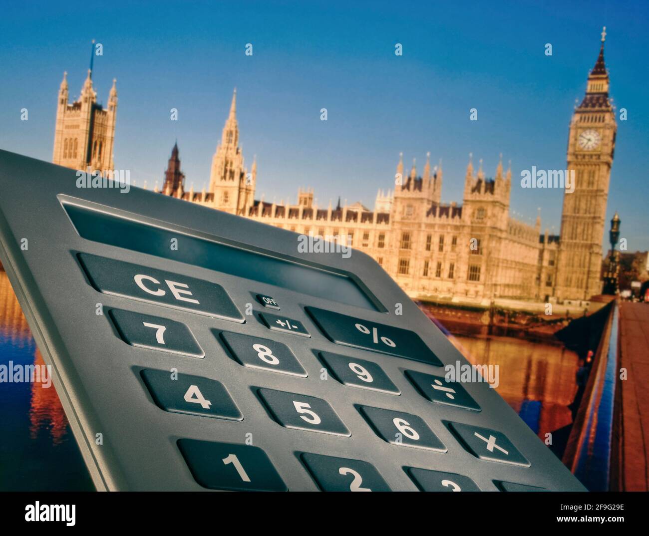 Bilancio costi del governo Tax idea immagine del calcolatore e delle Camere del Parlamento in background Westminster Londra UK Foto Stock