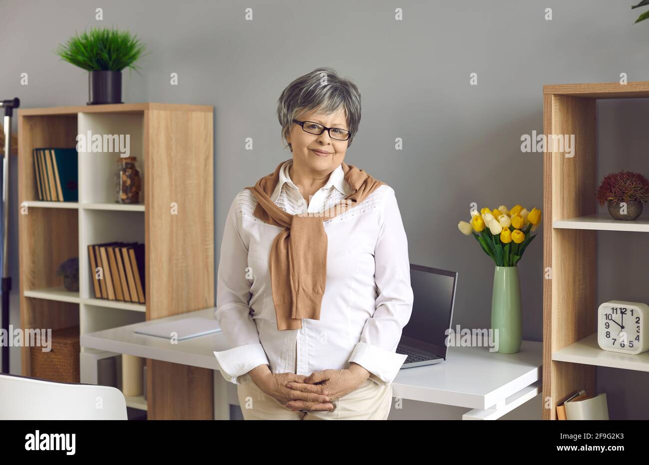 Sorridente donna anziana lavoratore carriera professionale uomo d'affari ritratto Foto Stock