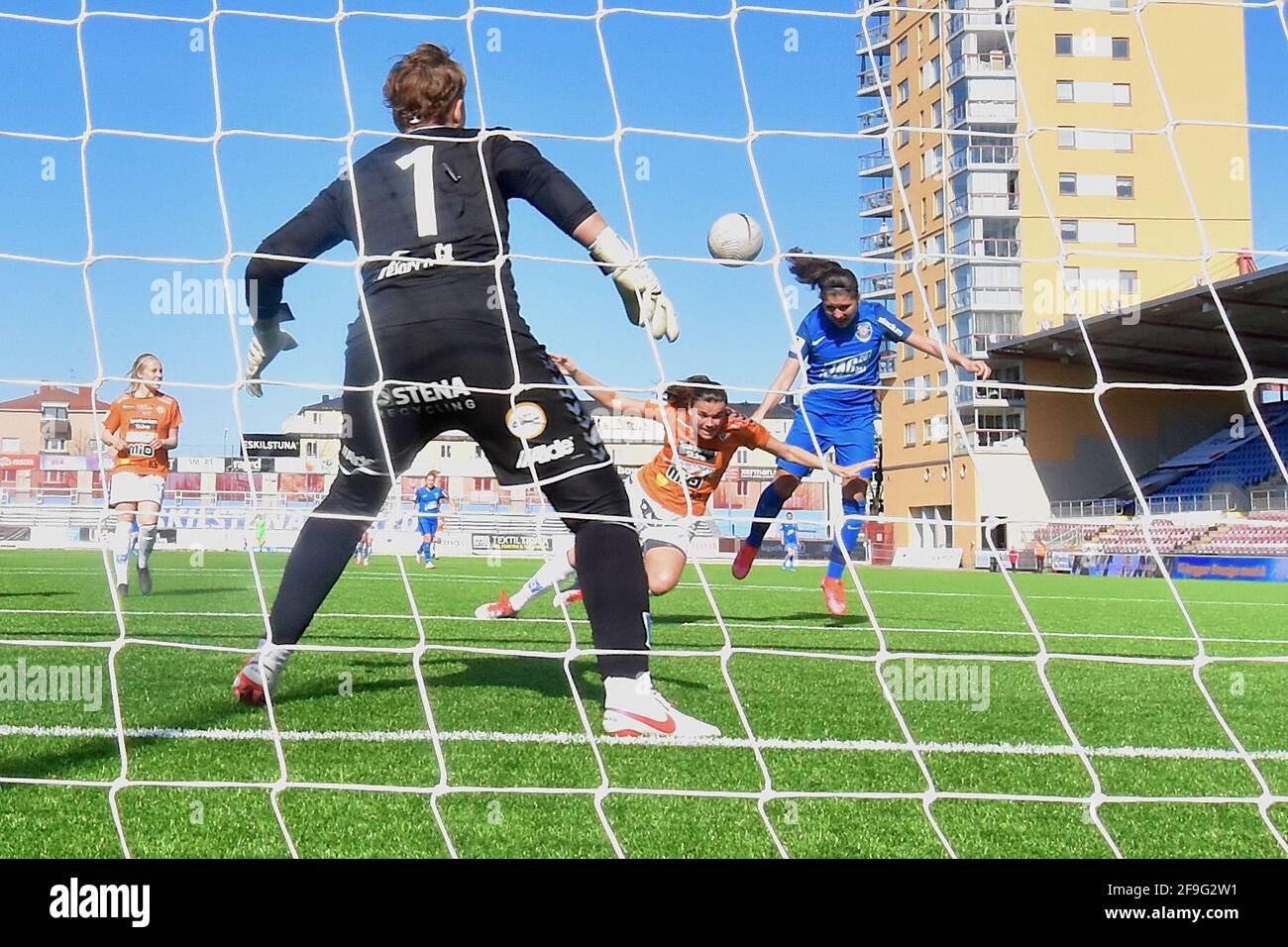 Eskilstuna, Svezia. 18 Apr 2021. Loreta Kullashi (10 Eskilstuna) con una testata subacquea durante il gioco nella Lega svedese OBOS Damallsvenskan il 18 aprile 2021 tra Eskilstuna e Kristianstad a Tunavallen a Eskilstuna, Svezia Credit: SPP Sport Press Photo. /Alamy Live News Foto Stock