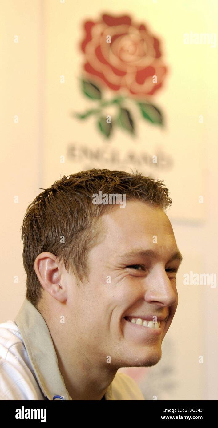 INGHILTERRA RUGBY ALLENARSI AL PENNYHILL PARK HOTEL BAGSHOT. JONNY WILKINSON 6/3/2003 FOTO DAVID ASHDOWNRUGBY Foto Stock