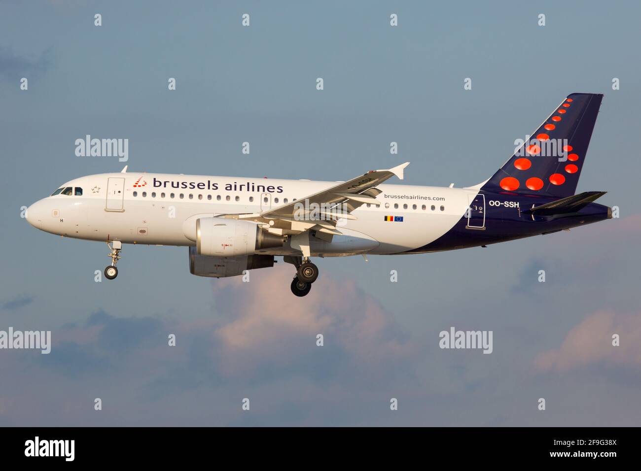 Amburgo, Germania - 02. Settembre 2015: Bruxelles Airlines Airbus A319 all'aeroporto di Amburgo (HAM) in Germania. Airbus è un produttore di aeromobili di Toul Foto Stock