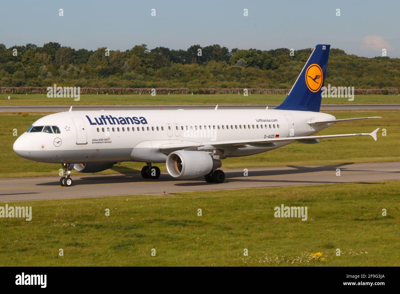 Amburgo, Germania - 3 settembre 2015: Lufthansa Airbus A320 aereo all'aeroporto di Amburgo in Germania. Airbus è un costruttore europeo di aeromobili basato su i. Foto Stock