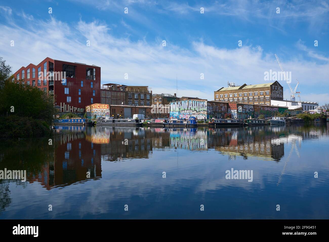 Edifici lungo il fiume Lea navigazione a Hackney Wick, East London, South East England Foto Stock