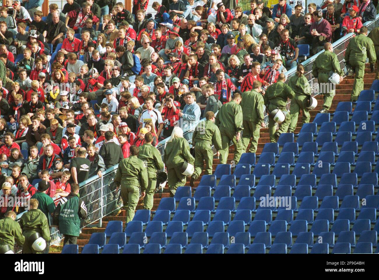 Parkstadion Gelsenkirchen Germania 14.10.2000, Calcio: Prima stagione tedesca della Bundesliga 2000/01 , Schalke 04 (S04, blu) vs Eintracht Francoforte (SGE, rosso) 4:0 - polizia controlla Francoforte Fan Block Foto Stock