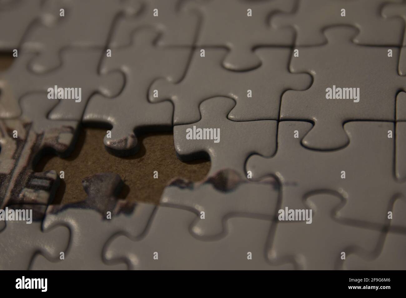 Piccoli pezzi di un puzzle, un gioco da tavolo impegnativo. Foto Stock