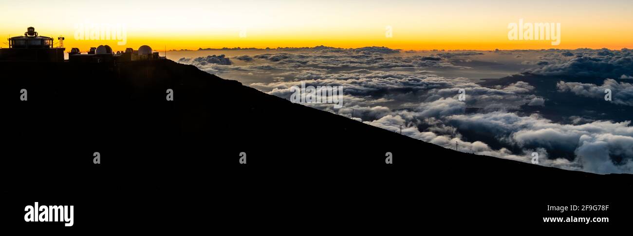 Tramonto sulle nuvole all'Haleakala Observatory o Haleakalā High Altitude Observatory Site, è il primo osservatorio astronomico delle Hawaii Foto Stock