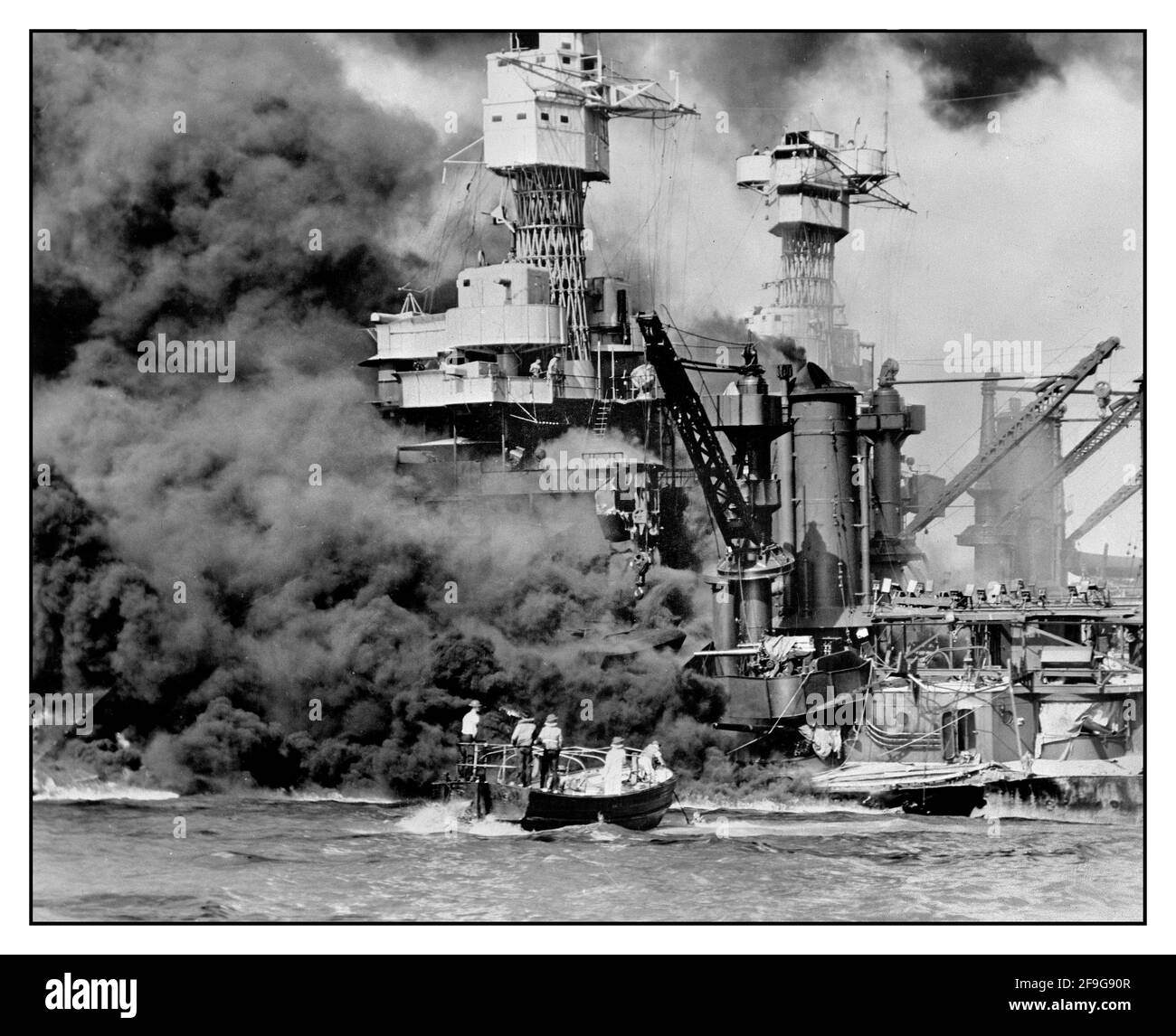ATTACCO DI PEARL HARBOR WW2 7 dicembre 1941 una piccola barca salva un marinaio dalla USS West Virginia che brucia in primo piano a Pearl Harbor, Hawaii, dopo che gli aerei giapponesi hanno attaccato l'installazione militare. . Seconda guerra mondiale guerra del Pacifico aggressione giapponese Foto Stock
