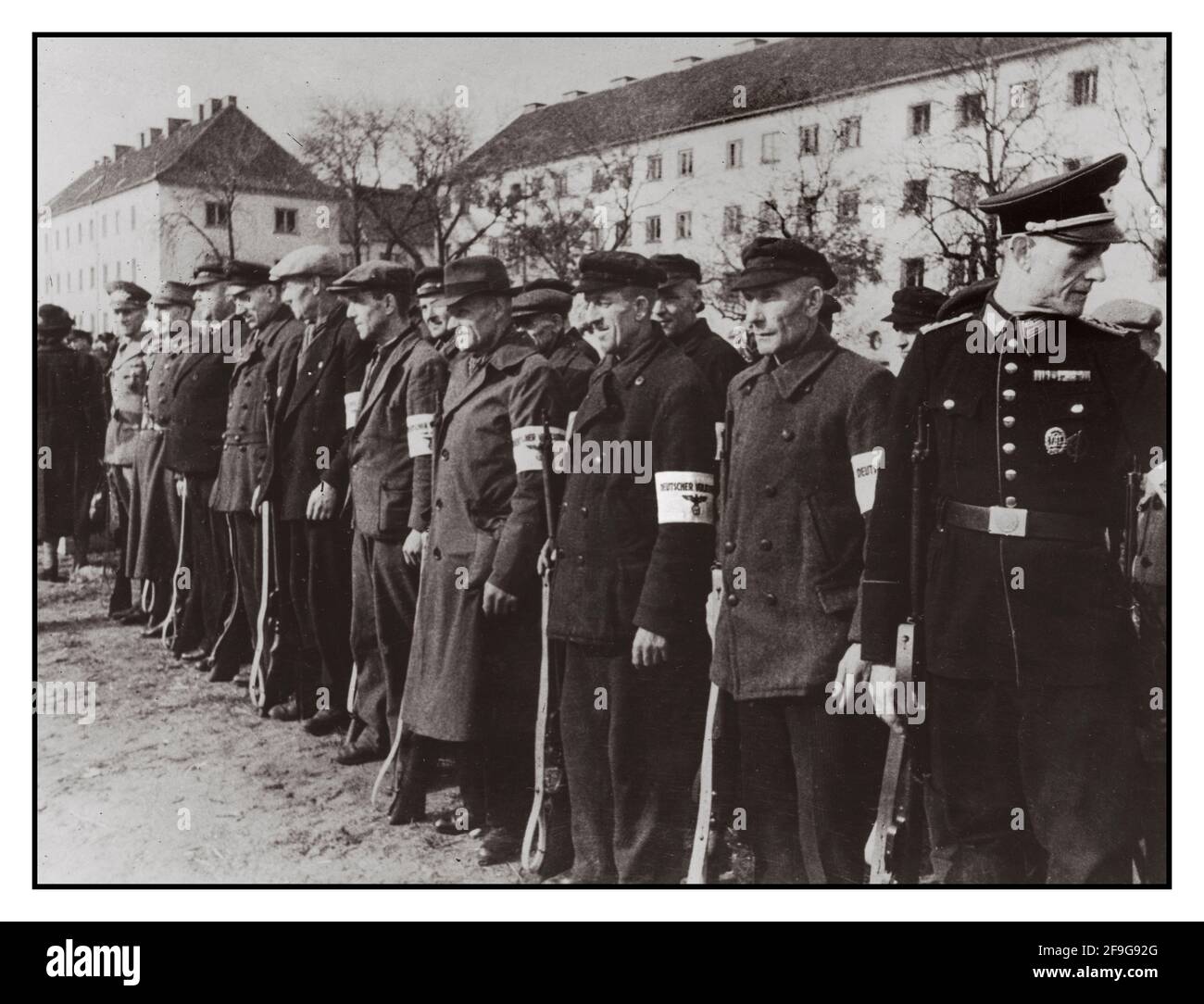 Il VOLKSSTURM 1945 Adolf Hitlers finale speranza e resistenza all'esercito russo avanzante il VOLKSSTURM, popoli tempesta (guardia domestica) volontari malequipaggiati anziani pronti a mettere la loro vita sulla linea per il Fuhrer Foto Stock