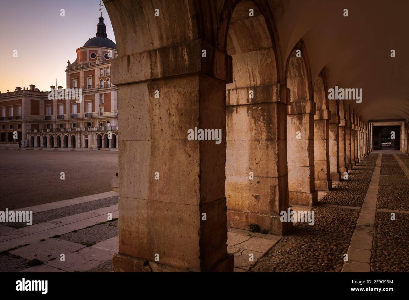 Palazzo reale di Aranjuez e la piazza porticata, Piazza della coppia, al tramonto, Madrid, Spagna Foto Stock