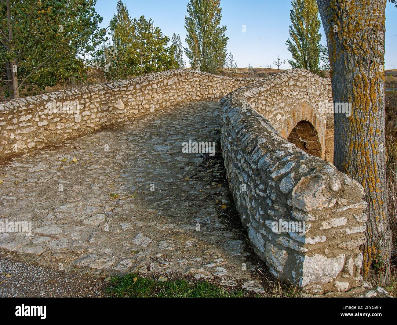 Ponte medievale sul camino de Compostela a la ermita de la virgen del puente, Sahagun, Spagna, 22 ottobre 2009 Foto Stock