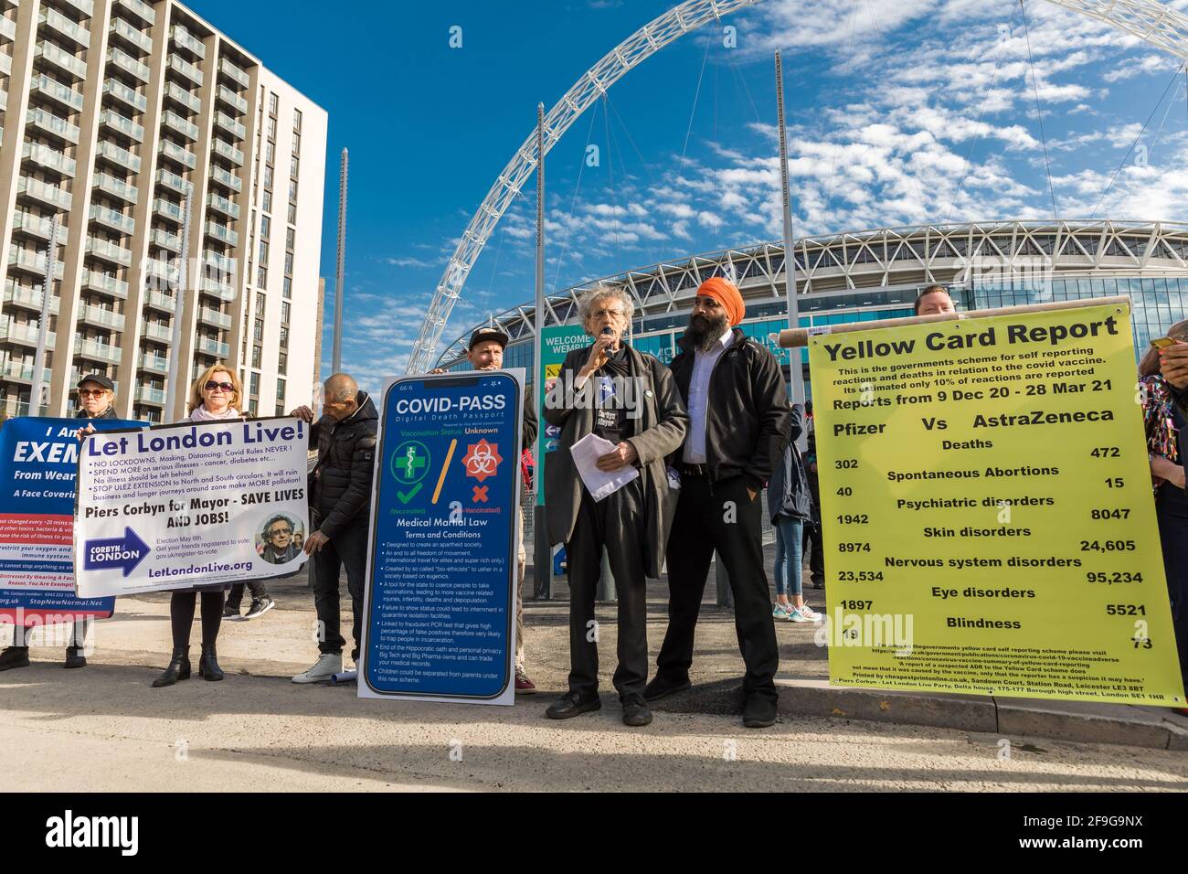 Wembley Park, Londra, Regno Unito. 18 aprile 2021. Piers Corbyn, candidato del sindaco di Londra, protestando fuori dallo stadio di Wembley. Il candisato "Let London Live" per le elezioni ‘mAssemblea di Londra e fratello dell'ex leader laburista Jeremy Corbyn è un 'anti vaxxer' che si oppone al passaporto per il vaccino e alla 'tristezza' di blocco. Amanda Rose/Alamy Live News Foto Stock