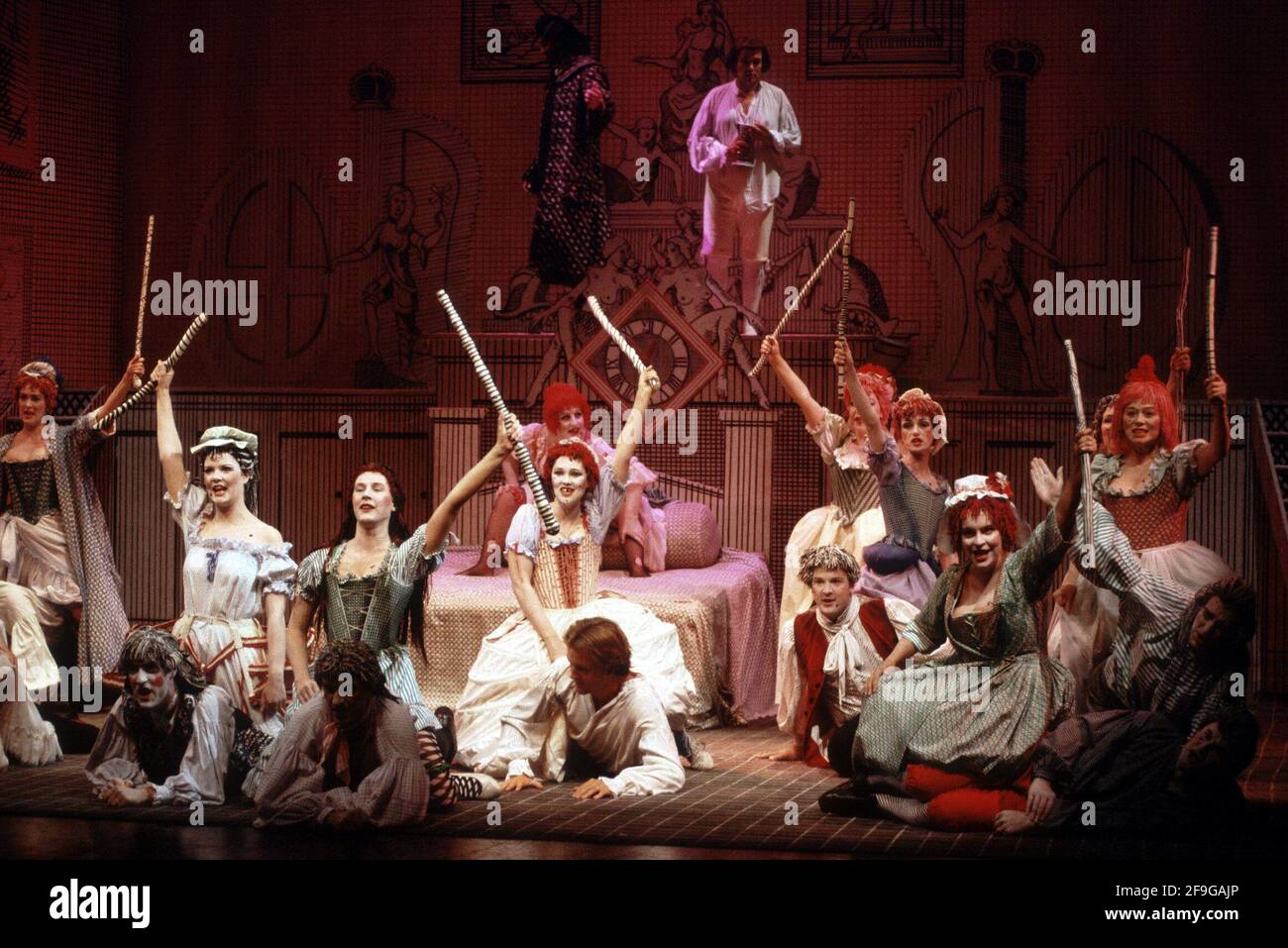 La scena del bordello nel CORSO DEL RAKE al Glyndebourne Festival Opera, East Sussex, Inghilterra 1989 musica: Igor Stravinsky libretto: W H Auden & Chester Kallman design: David Hockney illuminazione: Robert Bryan regista: John Cox Foto Stock