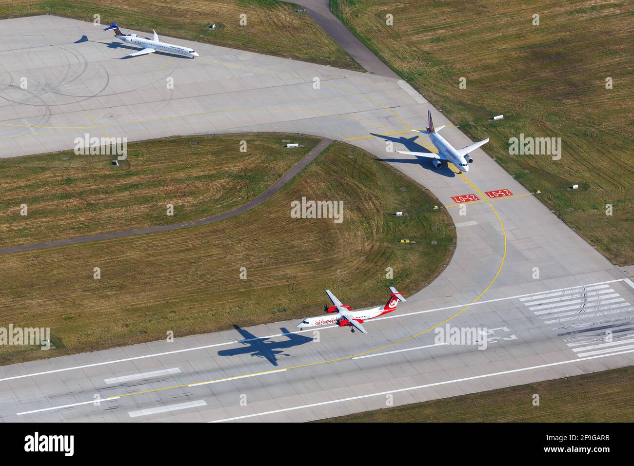 Stoccarda, Germania - 2 settembre 2016: Foto aerea di un aereo Air Berlin Bombardier DHC-8-400 all'aeroporto di Stoccarda (Str) in Germania. Bombardier Foto Stock