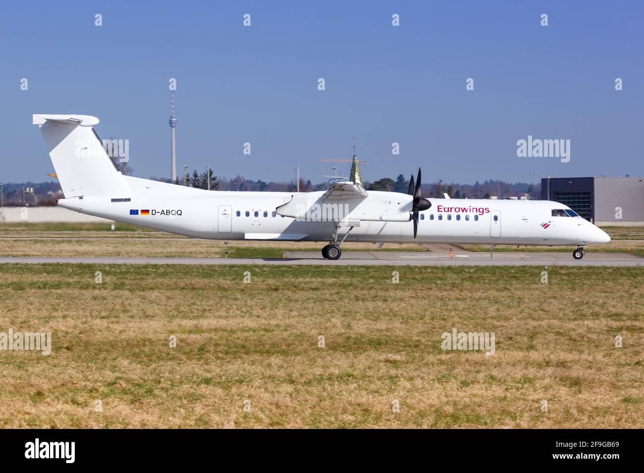 Stoccarda, Germania - 6 aprile 2018: Eurowings Bombardier DHC-8-400 aereo all'aeroporto di Stoccarda (Str) in Germania. Bombardier è un produttore di aeromobili Foto Stock