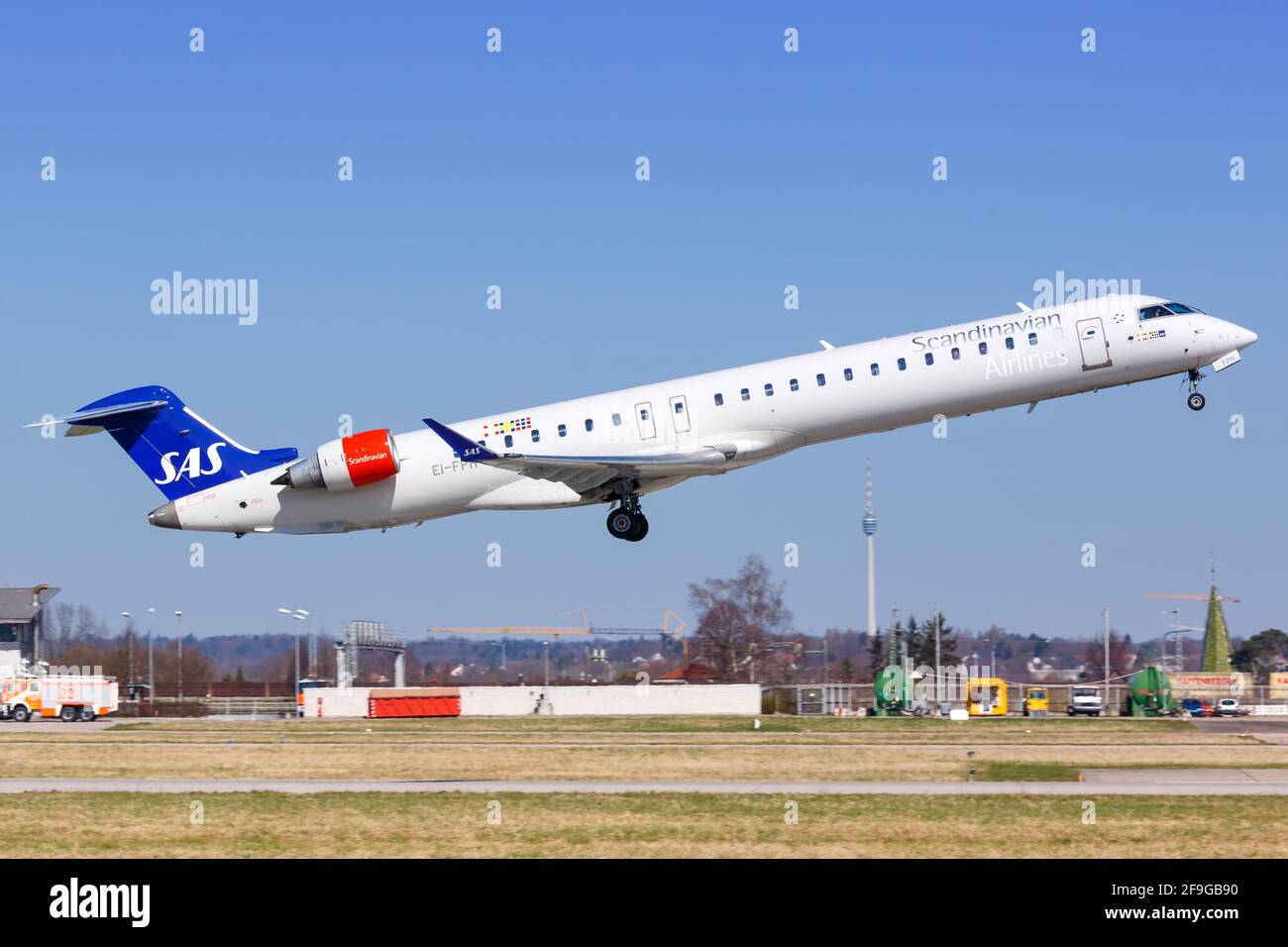 Stoccarda, Germania - 6 aprile 2018: Aereo SAS Scandinavian Airlines Bombardier CRJ-900 all'aeroporto di Stoccarda (Str) in Germania. Bombardier è un airc Foto Stock